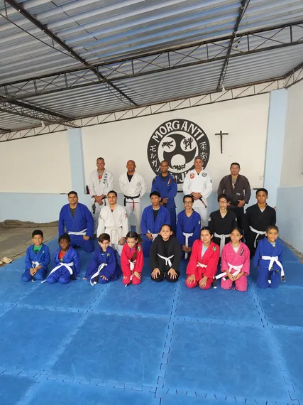 Professor de São Gonçalo transforma garagem de casa em espaço gratuito de Jiu-Jitsu
