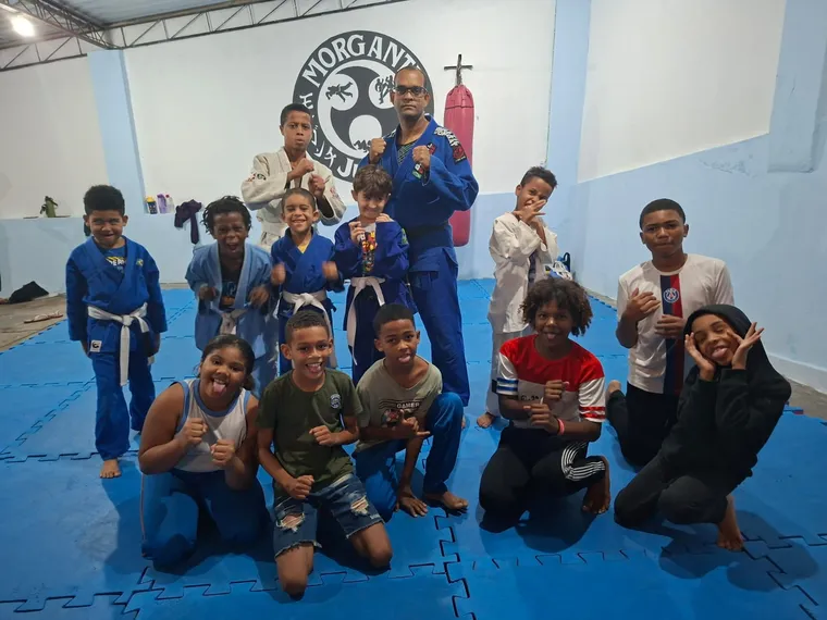 Professor de São Gonçalo transforma garagem de casa em espaço gratuito de Jiu-Jitsu