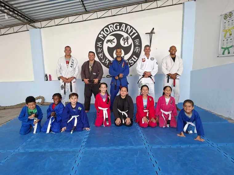 Professor de São Gonçalo transforma garagem de casa em espaço gratuito de Jiu-Jitsu