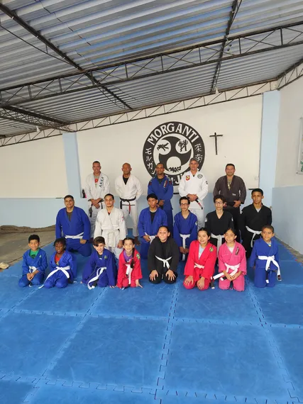 Professor de São Gonçalo transforma garagem de casa em espaço gratuito de Jiu-Jitsu
