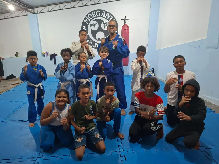 Professor de São Gonçalo transforma garagem de casa em espaço gratuito de Jiu-Jitsu