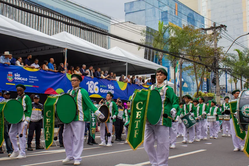 São Gonçalo comemora aniversário de 136 anos com tradicional desfile no centro da cidade