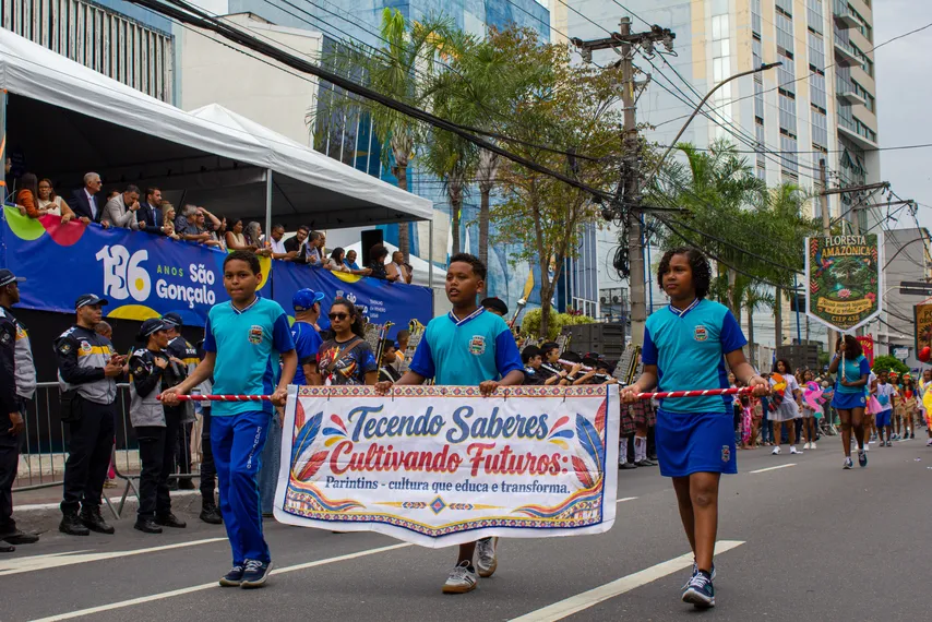 São Gonçalo comemora aniversário de 136 anos com tradicional desfile no centro da cidade