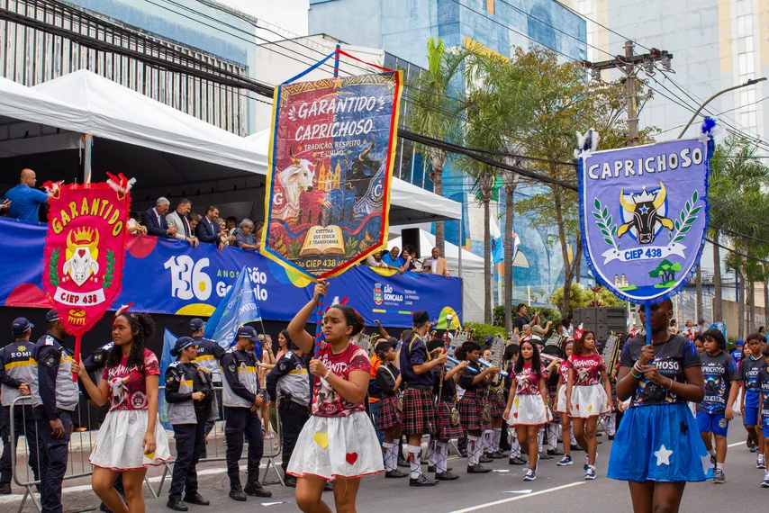São Gonçalo comemora aniversário de 136 anos com tradicional desfile no centro da cidade