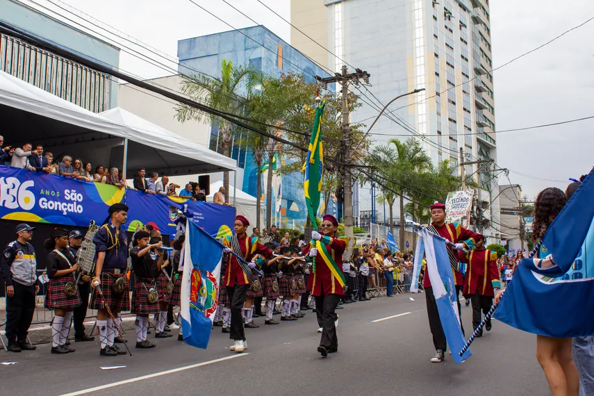 São Gonçalo comemora aniversário de 136 anos com tradicional desfile no centro da cidade