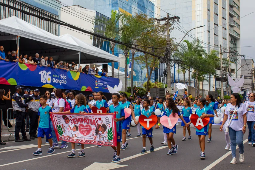 São Gonçalo comemora aniversário de 136 anos com tradicional desfile no centro da cidade