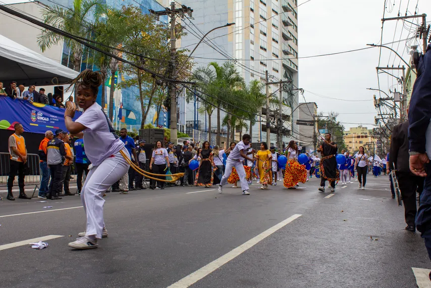São Gonçalo comemora aniversário de 136 anos com tradicional desfile no centro da cidade