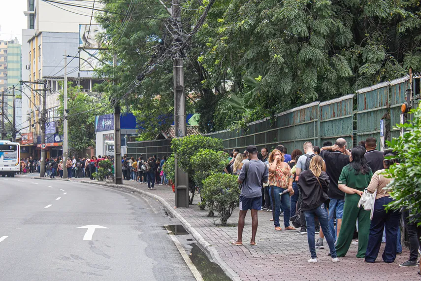 Sob sol e chuva, comerciários permanecem no Sindicato dos Empregados do Comércio para remover contribuição sindical