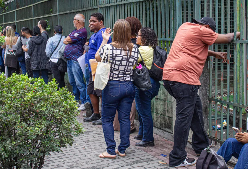 Sob sol e chuva, comerciários permanecem no Sindicato dos Empregados do Comércio para remover contribuição sindical