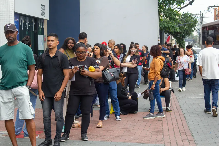 Sob sol e chuva, comerciários permanecem no Sindicato dos Empregados do Comércio para remover contribuição sindical