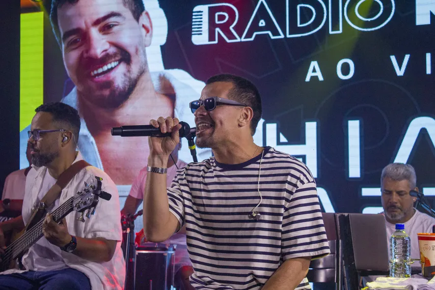 Thiago Martins dá show nos estúdios da Rádio Mania, em Niterói