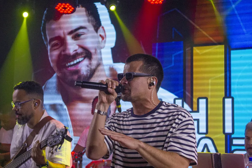 Thiago Martins dá show nos estúdios da Rádio Mania, em Niterói