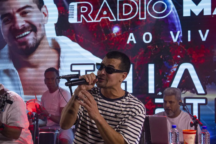 Thiago Martins dá show nos estúdios da Rádio Mania, em Niterói