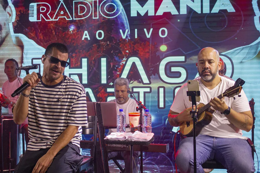 Thiago Martins dá show nos estúdios da Rádio Mania, em Niterói
