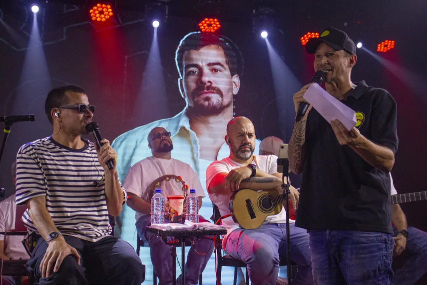 Thiago Martins dá show nos estúdios da Rádio Mania, em Niterói