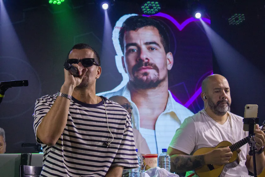 Thiago Martins dá show nos estúdios da Rádio Mania, em Niterói