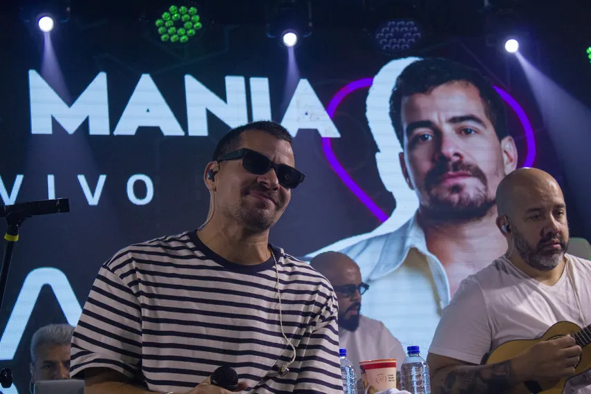 Thiago Martins dá show nos estúdios da Rádio Mania, em Niterói
