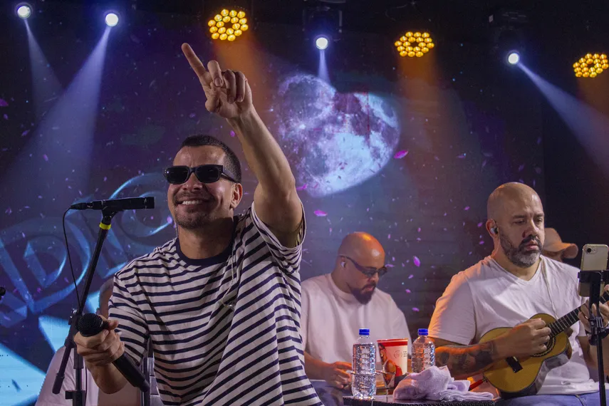Thiago Martins dá show nos estúdios da Rádio Mania, em Niterói