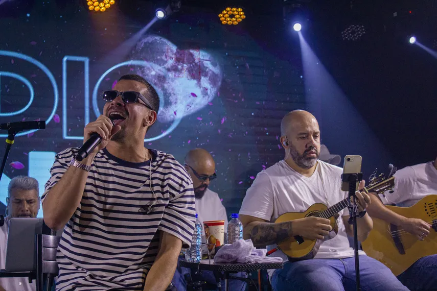 Thiago Martins dá show nos estúdios da Rádio Mania, em Niterói