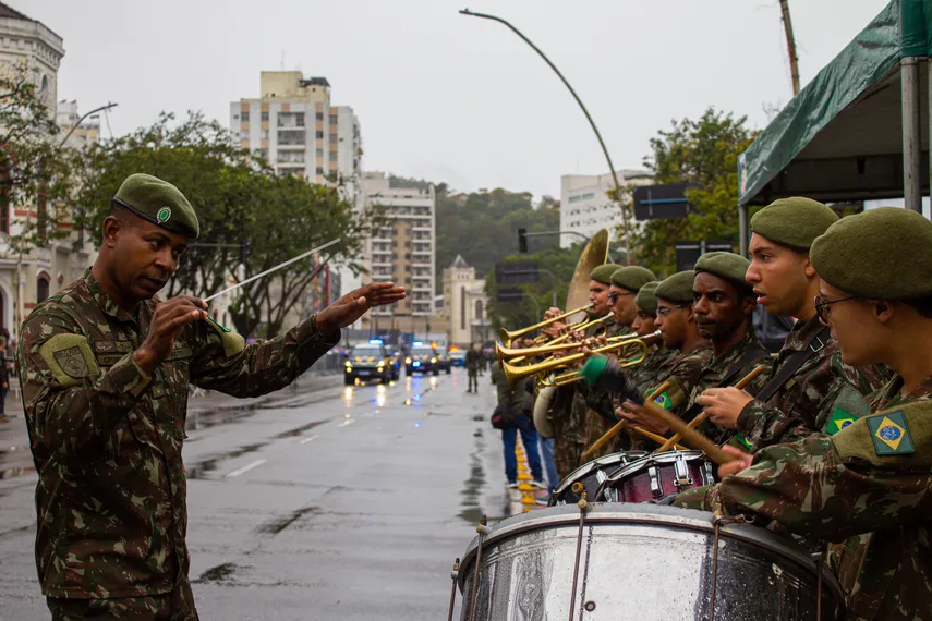 Tradicional desfile cívico-militar marca feriado de 7 de Setembro em Niterói; confira fotos