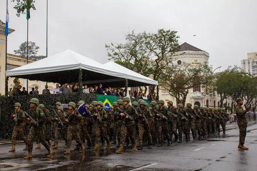 Tradicional desfile cívico-militar marca feriado de 7 de Setembro em Niterói; confira fotos
