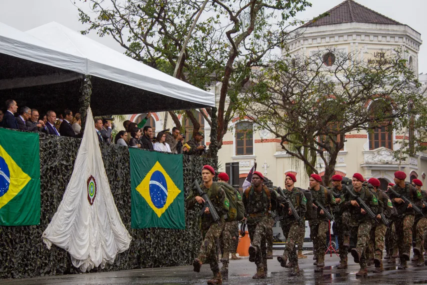Tradicional desfile cívico-militar marca feriado de 7 de Setembro em Niterói; confira fotos
