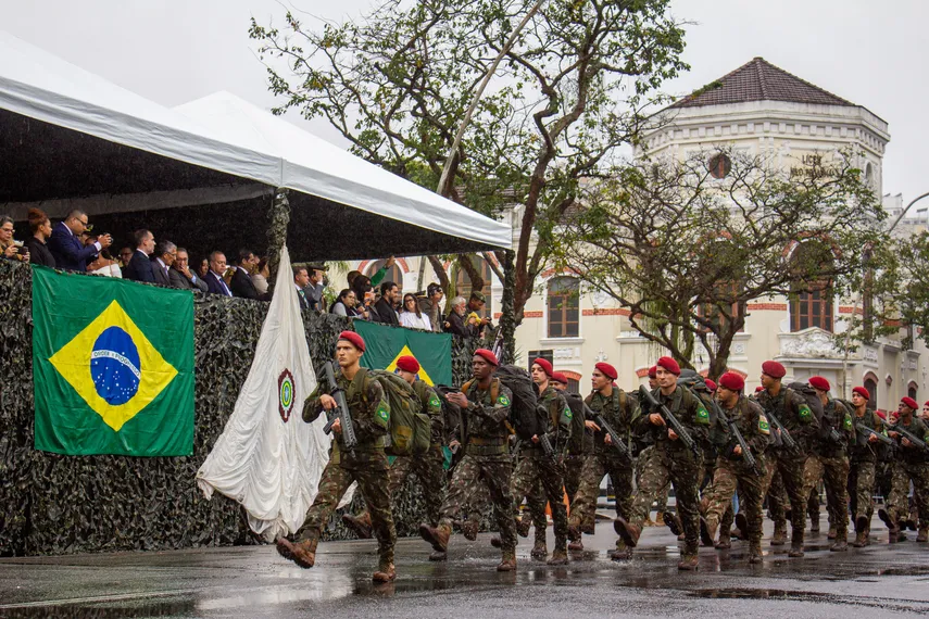 Tradicional desfile cívico-militar marca feriado de 7 de Setembro em Niterói; confira fotos