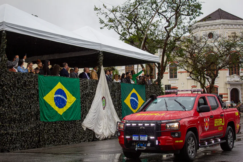 Tradicional desfile cívico-militar marca feriado de 7 de Setembro em Niterói; confira fotos
