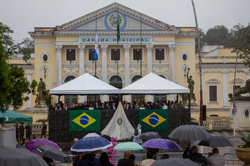 Tradicional desfile cívico-militar marca feriado de 7 de Setembro em Niterói; confira fotos