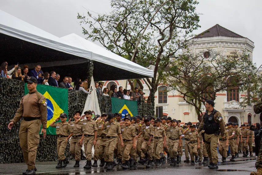 Tradicional desfile cívico-militar marca feriado de 7 de Setembro em Niterói; confira fotos