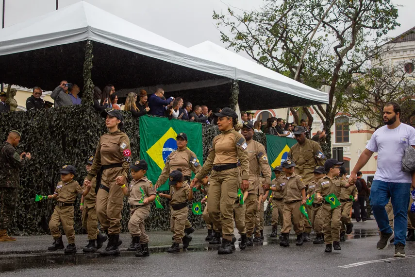 Tradicional desfile cívico-militar marca feriado de 7 de Setembro em Niterói; confira fotos
