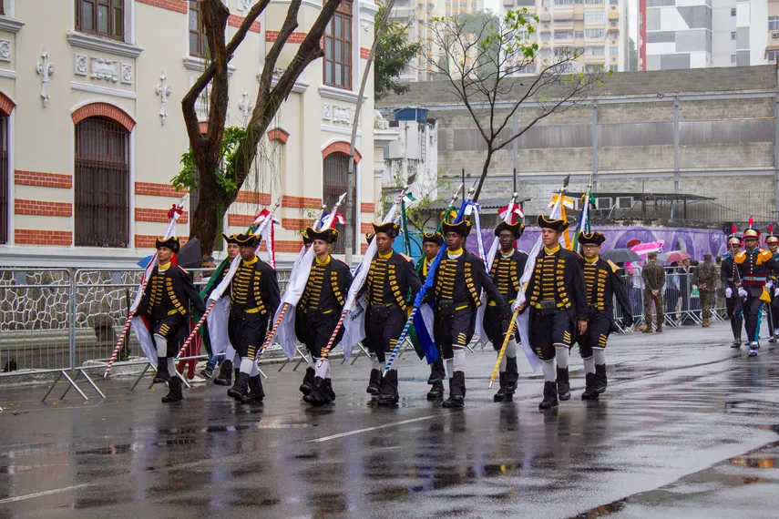 Tradicional desfile cívico-militar marca feriado de 7 de Setembro em Niterói; confira fotos