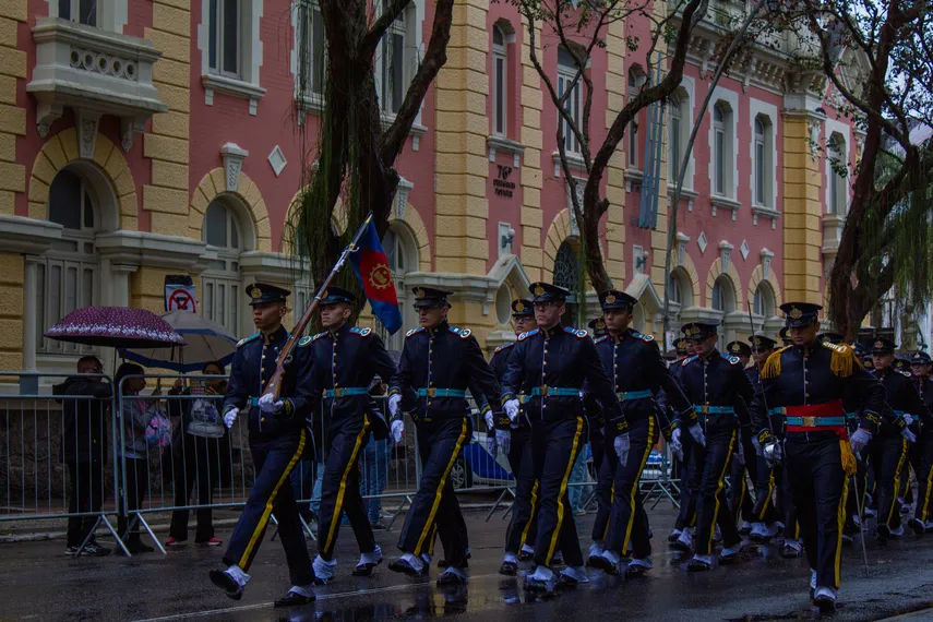 Tradicional desfile cívico-militar marca feriado de 7 de Setembro em Niterói; confira fotos