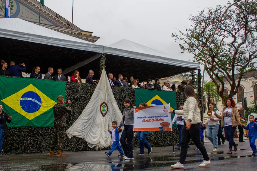 Tradicional desfile cívico-militar marca feriado de 7 de Setembro em Niterói; confira fotos