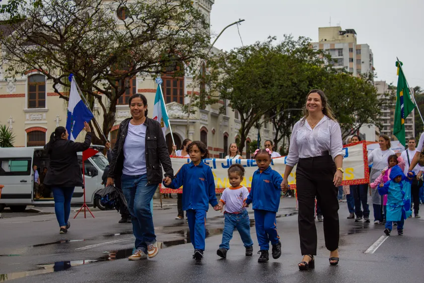 Tradicional desfile cívico-militar marca feriado de 7 de Setembro em Niterói; confira fotos