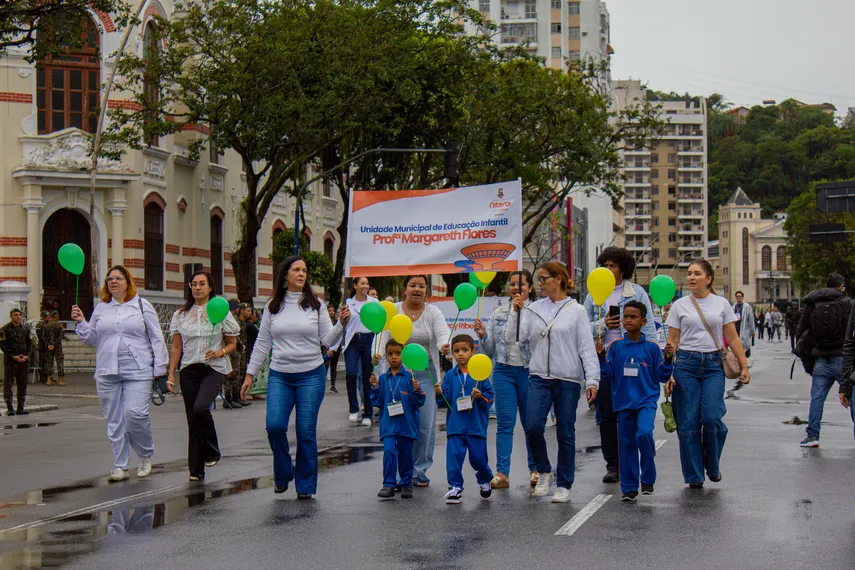 Tradicional desfile cívico-militar marca feriado de 7 de Setembro em Niterói; confira fotos