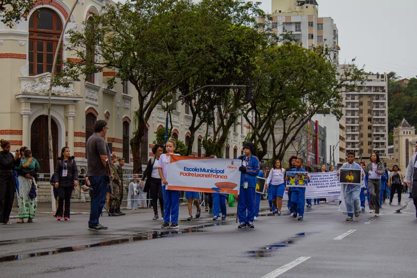 Tradicional desfile cívico-militar marca feriado de 7 de Setembro em Niterói; confira fotos