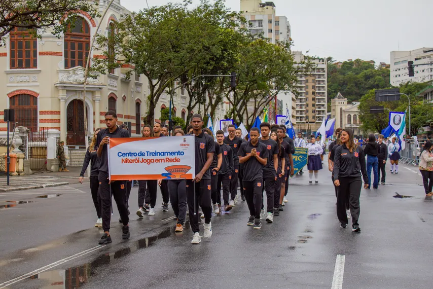 Tradicional desfile cívico-militar marca feriado de 7 de Setembro em Niterói; confira fotos