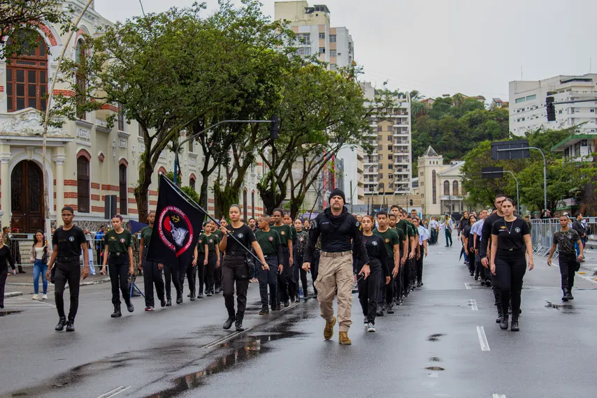 Tradicional desfile cívico-militar marca feriado de 7 de Setembro em Niterói; confira fotos