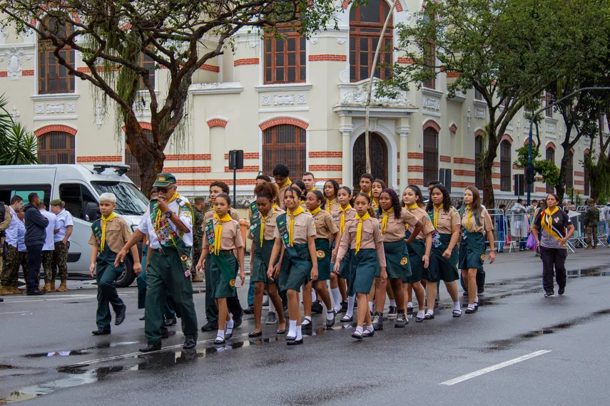 Tradicional desfile cívico-militar marca feriado de 7 de Setembro em Niterói; confira fotos
