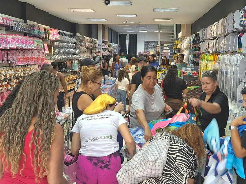 'Boom' de loja de preços populares continua mesmo após semana de inauguração em Niterói