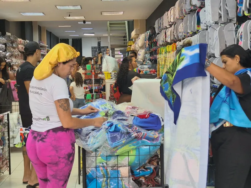 'Boom' de loja de preços populares continua mesmo após semana de inauguração em Niterói