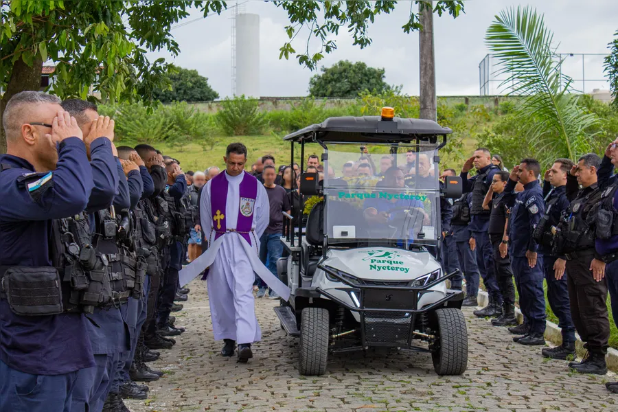 Corpo de policial militar executado a tiros no Centro de São Gonçalo é sepultado nesta quarta (16)