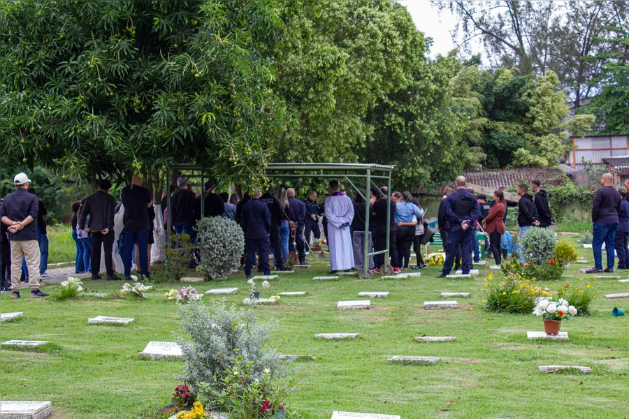 Corpo de policial militar executado a tiros no Centro de São Gonçalo é sepultado nesta quarta (16)