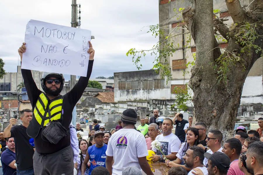 Enterro de motoboy morto por policiais é marcado por emoção e indignação