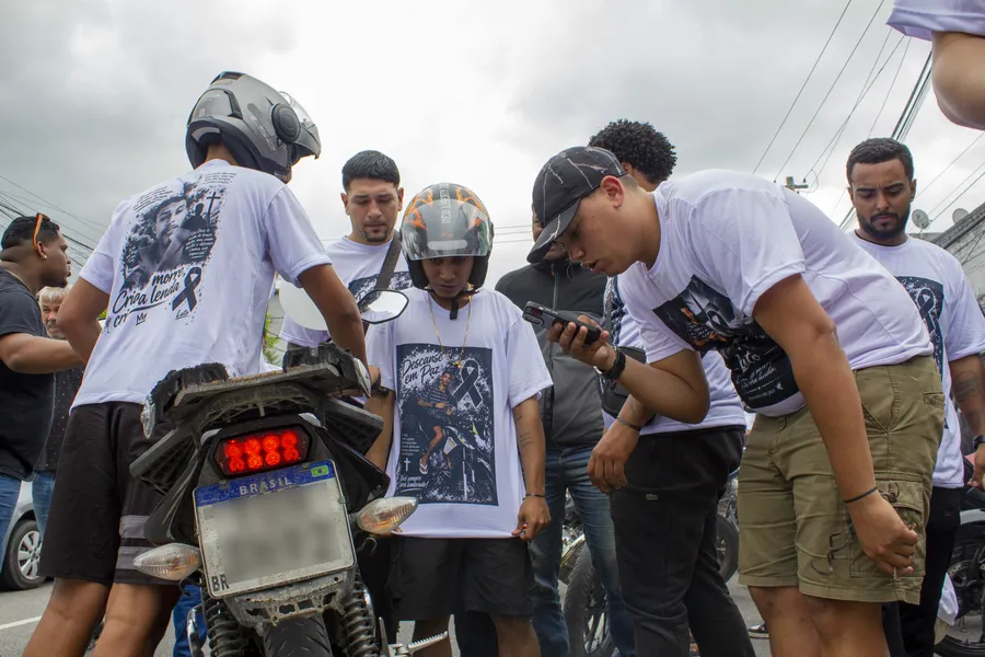 Enterro de motoboy morto por policiais é marcado por emoção e indignação