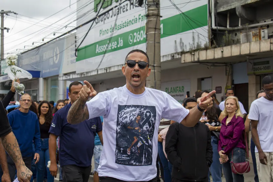 Enterro de motoboy morto por policiais é marcado por emoção e indignação