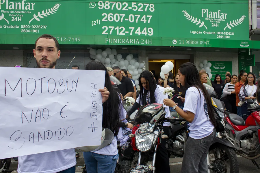Enterro de motoboy morto por policiais é marcado por emoção e indignação