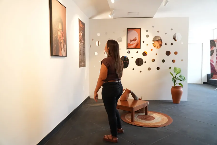 Exposição ‘Raízes da Beleza’ está aberta para visitação na Casa das Artes em São Gonçalo