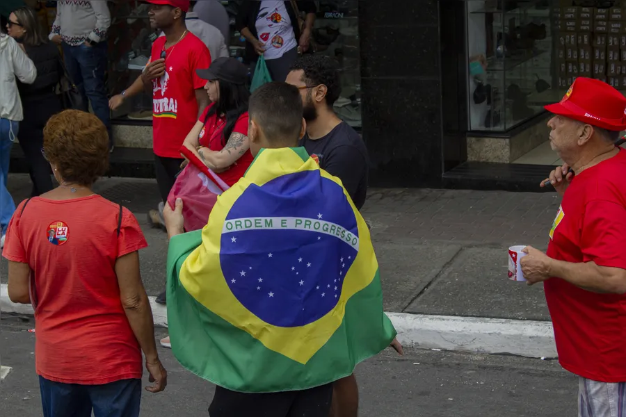 Lula participa de ato político e reúne multidão no Centro de São Gonçalo